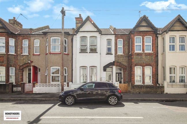  2 Bedroom Flat in E16 Main Photo