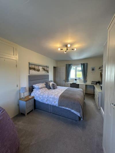 Large Bright Double Room with Parking. Main Photo