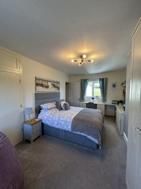 Large Bright Double Room with Parking. Main Photo