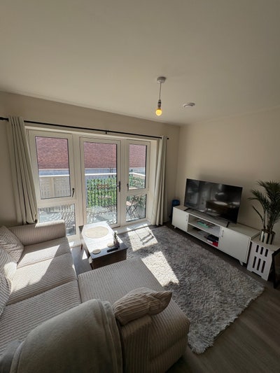Spacious 1-bed flat (bills inc!) for 3 month let Main Photo