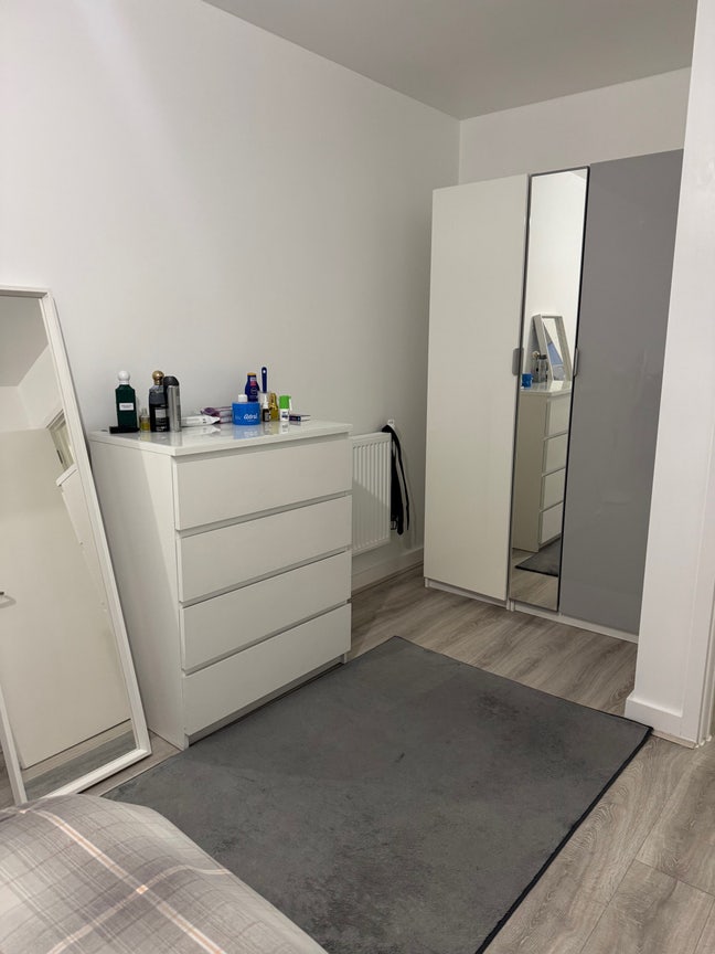 Spacious Double Room  available in E14 Main Photo