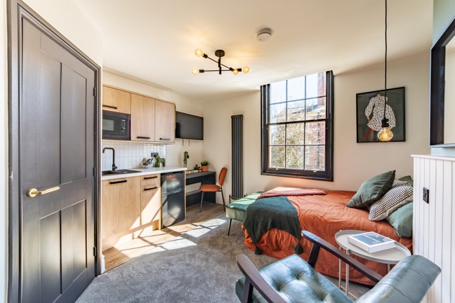 🫐 Large Studio w/ Ensuite - Best Location 🫐 Main Photo