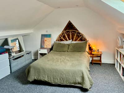 Summer sublet, quiet attic room Main Photo