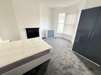 🏡 Spacious 4 Bedroom House with Private Patio L5 Main Photo