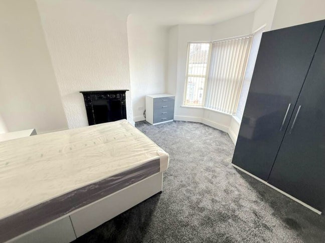 🏡 Spacious 4 Bedroom House with Private Patio L5 Main Photo