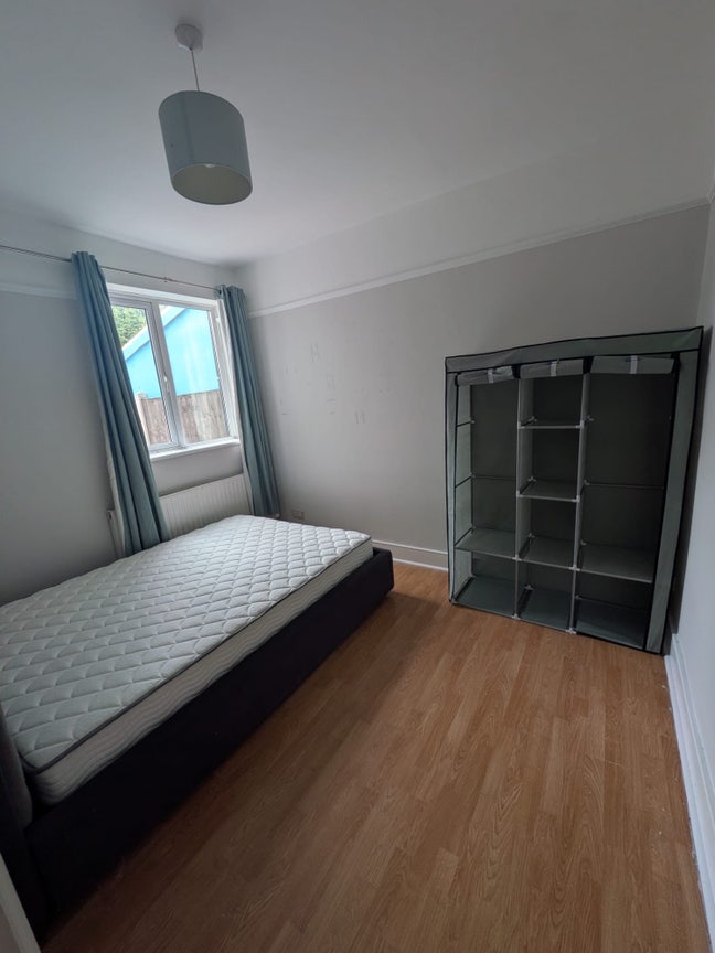 Room available in 3 bed house share Main Photo