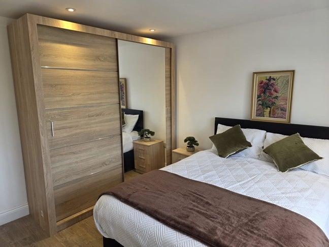 Large Double En-Suite Rooms on Kenmore Avenue HA3 Main Photo