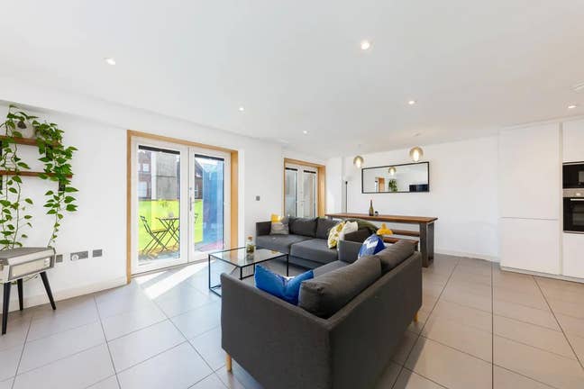 Luxury Flat! 10m Balcony! Furnished 2 or 3 Bed Main Photo