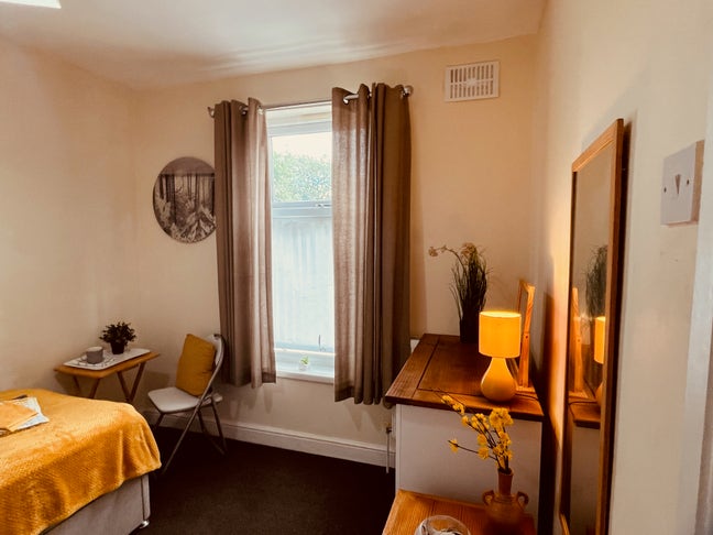 Bright Cosy Room in a Quiet Professional House Main Photo