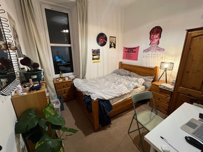 Double bedroom available in a two bedroom flat Main Photo