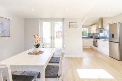 ✨ Stylish 2-Bed Home Near Oxford - Mid-Term Stays Main Photo