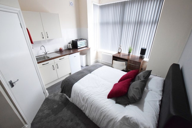 Available Now Studio Room Bills INC Main Photo