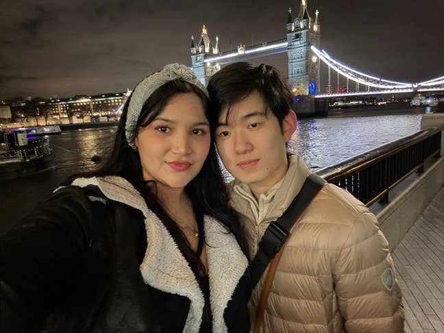 Two professionals seeking a long-term double room Main Photo