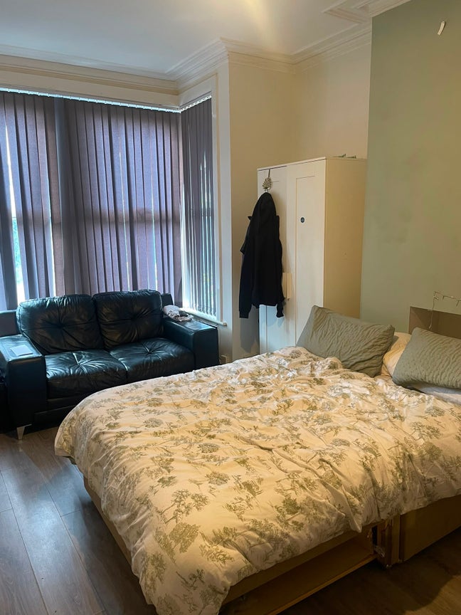 Double room in female occupied shared house Main Photo