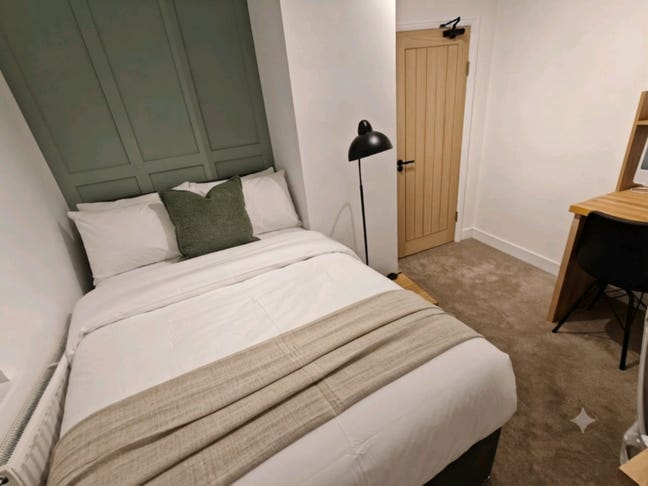 Premium En-Suite Room with Private Snack Station! Main Photo