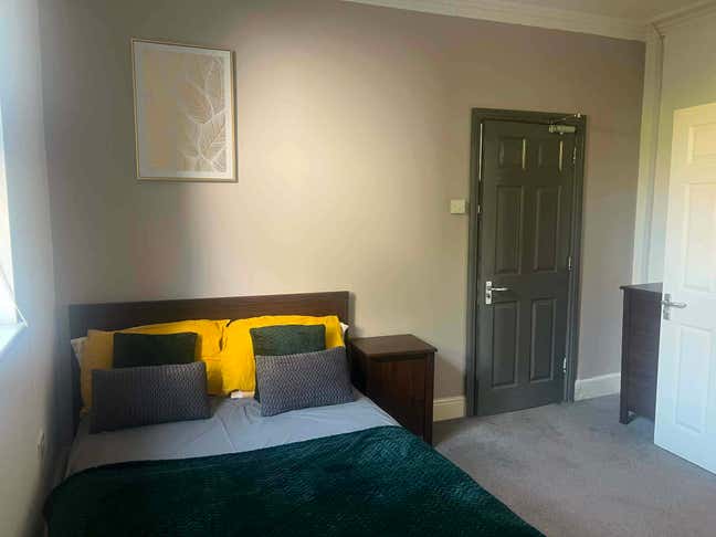 Renovated spacious  rooms Main Photo