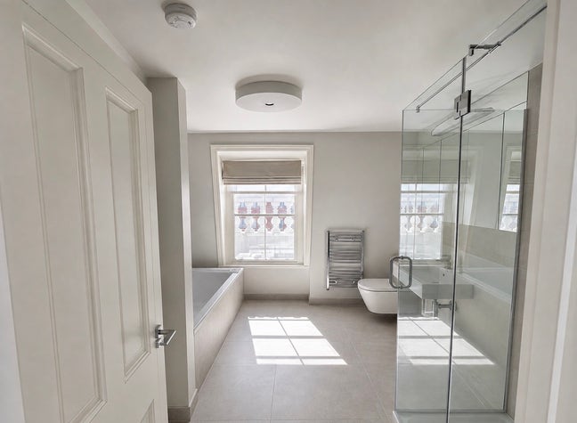Very Spacious luxury apartment for female share  Main Photo