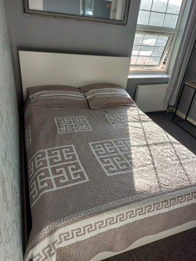 Large double, Stylish/Spacious Singles only! Main Photo