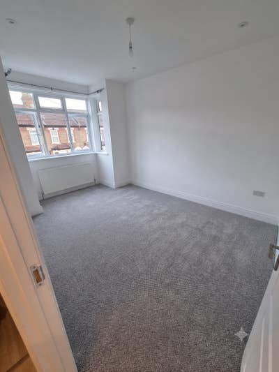 5 Double Rooms to Rent, 3x WC, 2x Kitchen - E7 Main Photo