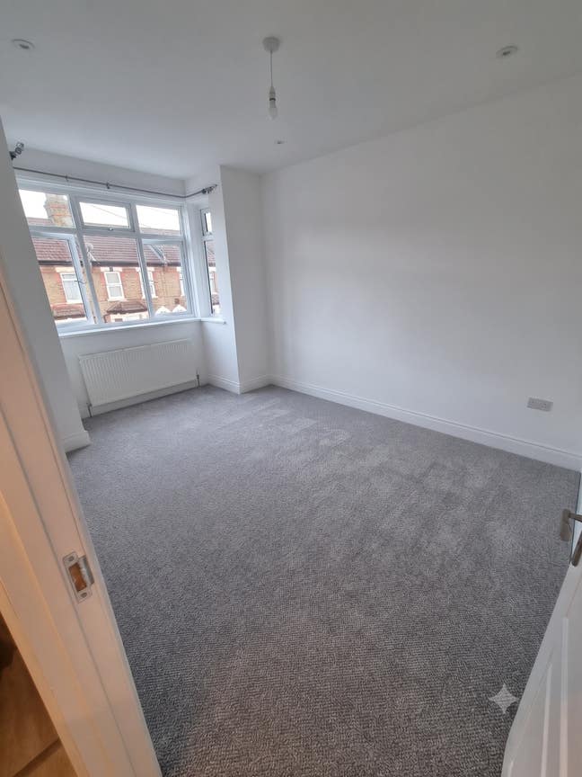 5 Double Rooms to Rent, 3x WC, 2x Kitchen - E7 Main Photo