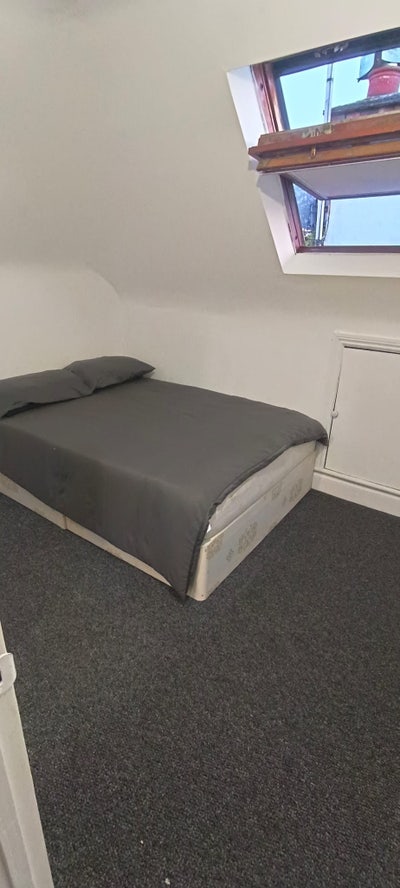 🛏️ Top Floor En-Suite Room to Let in Wembley  Main Photo