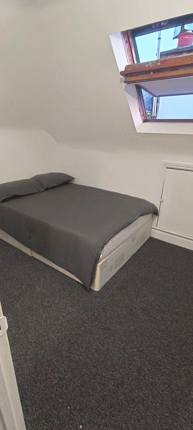 🛏️ Top Floor En-Suite Room to Let in Wembley  Main Photo