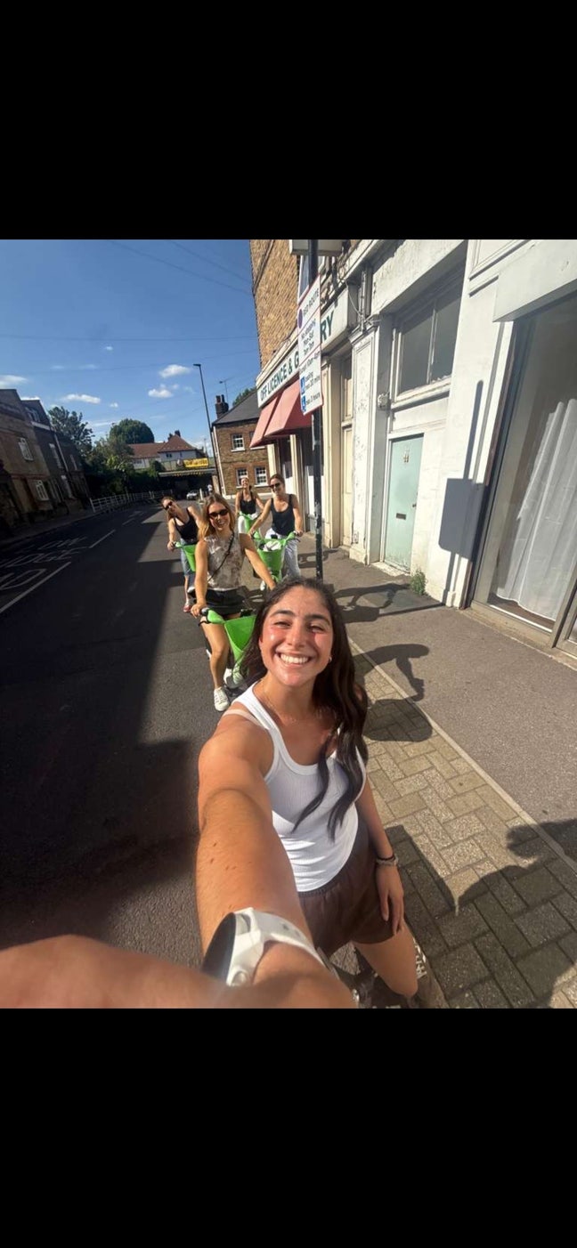 Two female professionals looking for spare rooms! Main Photo