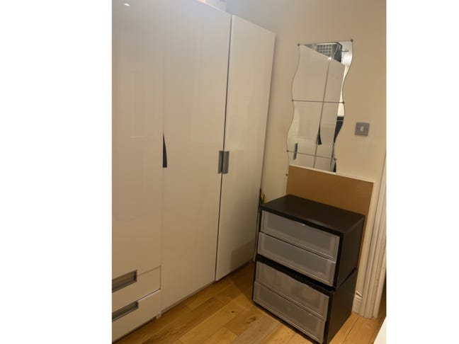 Room for rent in 2 bedroom flat in w8 Main Photo