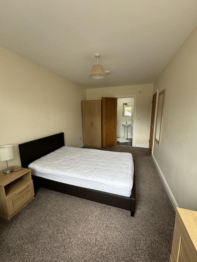 Double Room with En-Suite opposite Gadbrook Park Main Photo