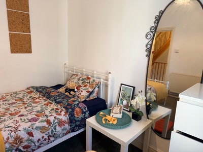 CW - R5- Double Room in forest gate. Main Photo
