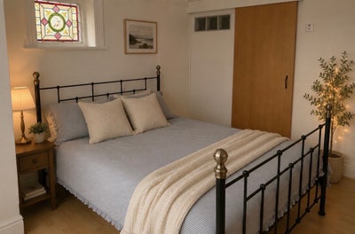 Large double room, en-suite - ‘female only’ Main Photo