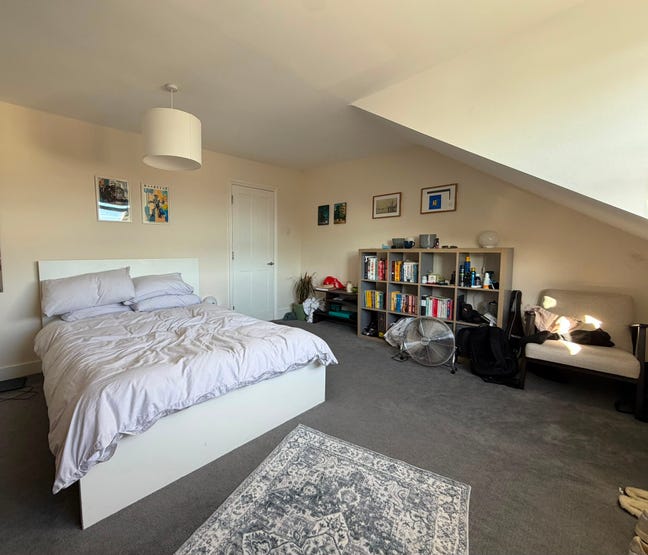 Double bedroom, near embankment and Richmond park Main Photo