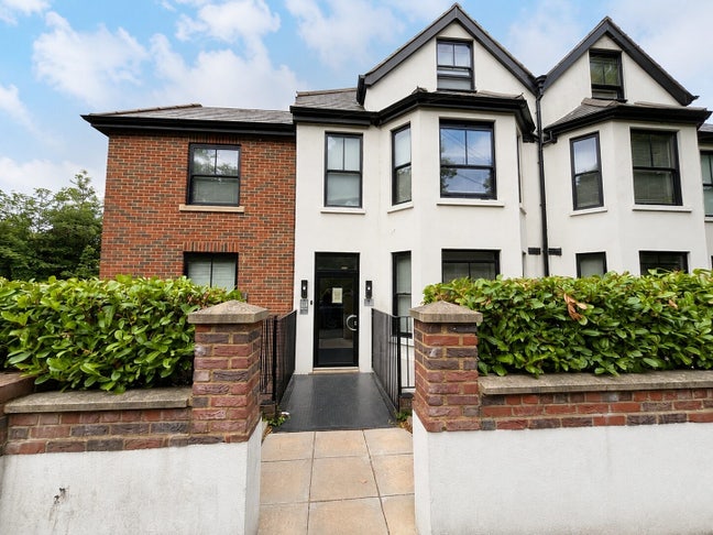 Modern Studio Flat To Let In Town Centre Main Photo
