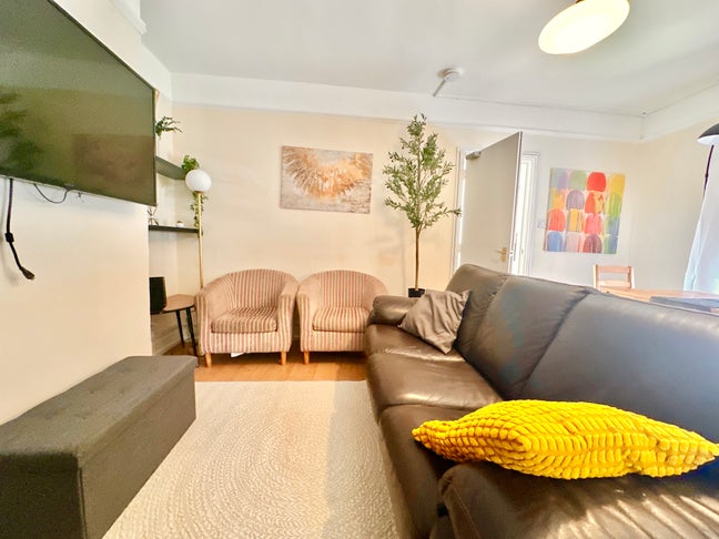 Furnished 3-Bed Flat, Polygon area, SO15|BILLS INC Main Photo