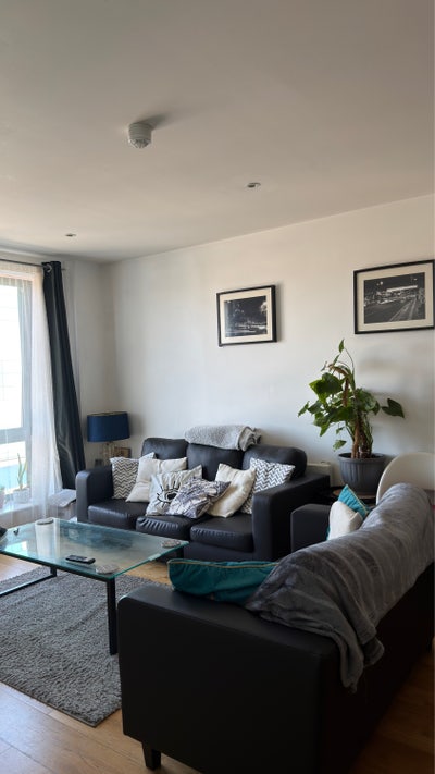 Flatmate/2 bedroom/own bathroom/parking/centre Main Photo