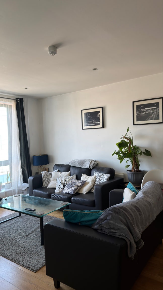 Flatmate/2 bedroom/own bathroom/parking/centre Main Photo