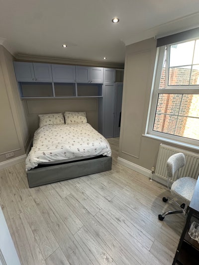 Large Modern Double Room – 6 Aug to 10 Sept Main Photo
