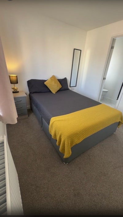 Big Ensuite Fully Furnished Room is available  Main Photo