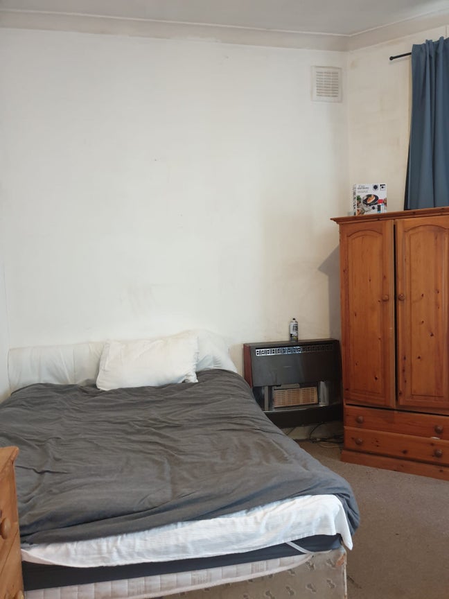 Affordable single bedroom in shared flat  Main Photo