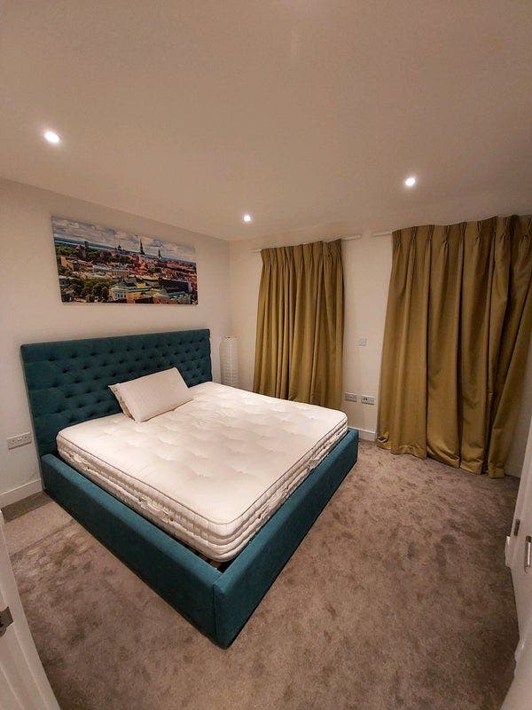 Modern duplex next to tube! En-suite bedroom Main Photo