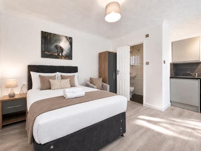 Spacious En-Suite Studio Room with Ample Parking  Main Photo