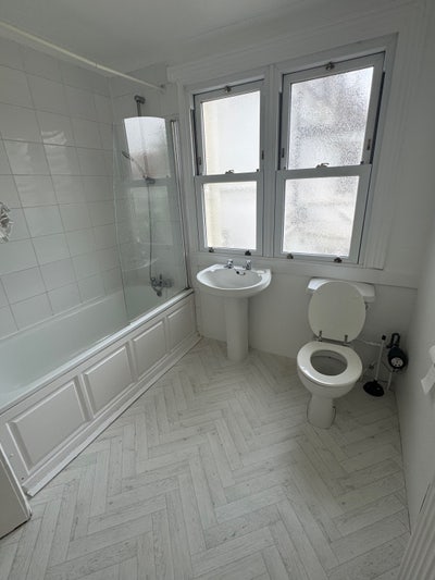 Spacious room in a 3 bedroom flat Main Photo
