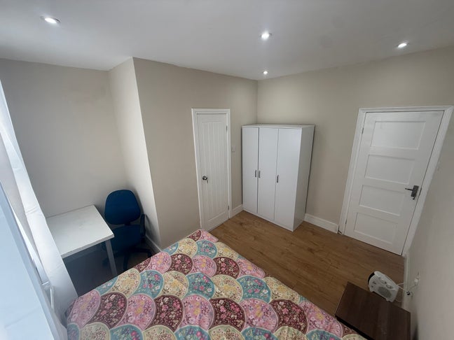 En-suite Double bedroom for rent Main Photo