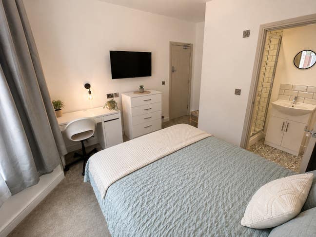 🚨 Recently Refurbished En Suite Next To RR🚨 Main Photo