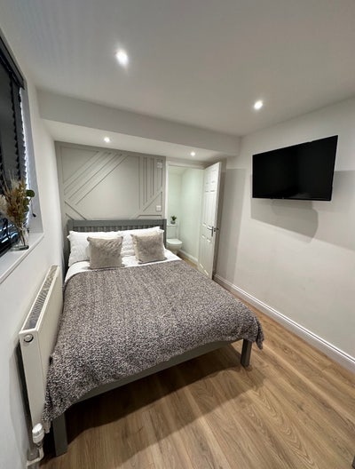 Double En-Suite Room - Close to the Hospital! Main Photo