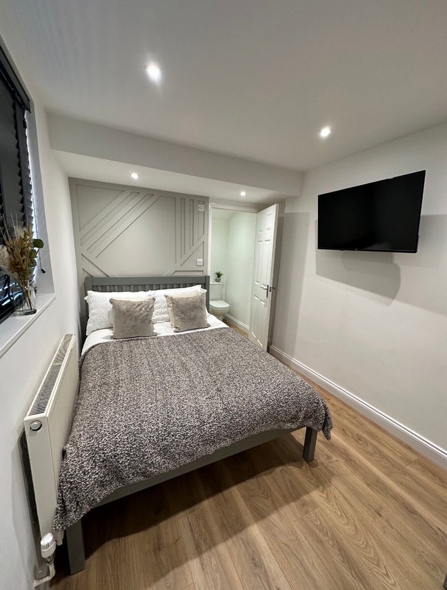 Double En-Suite Room - Close to the Hospital! Main Photo