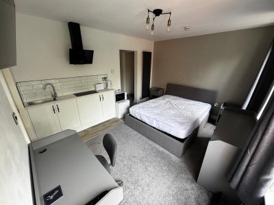 Stunning Studio Couple Room in Stoke-on-Trent  Main Photo