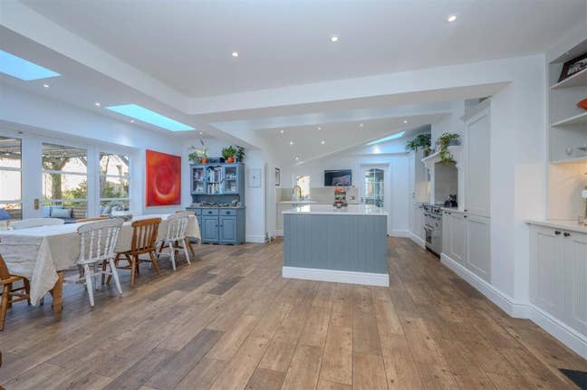 Double en suite & private sitting room Main Photo