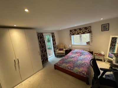 Spacious Double Bed for Professionals Main Photo