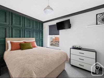 Ensuite Room W/ Parking** Main Photo